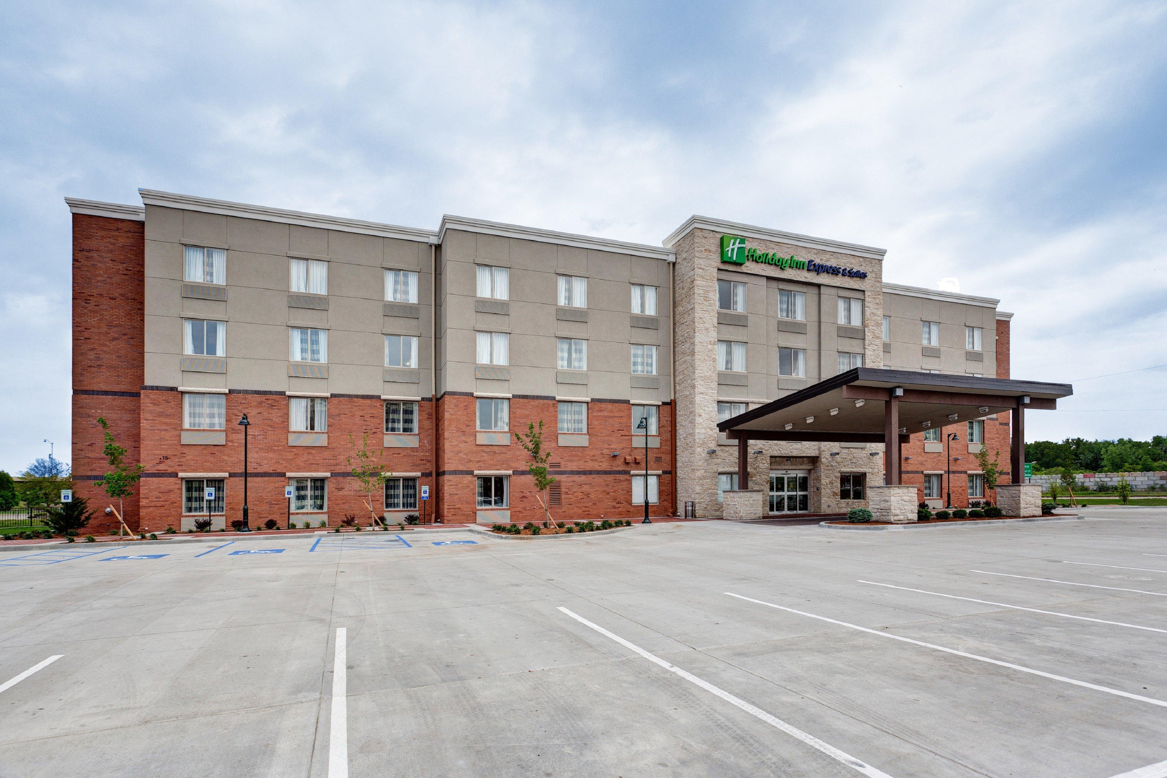 Holiday Inn Express & Suites Manhattan By Ihg מראה חיצוני תמונה